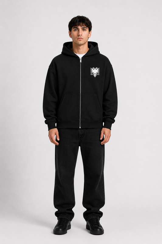 Schwarzer Zip-Hoodie von Pelasgia mit Albanien-Design, bequemes Kleidungsstück für Freizeit und Alltag.